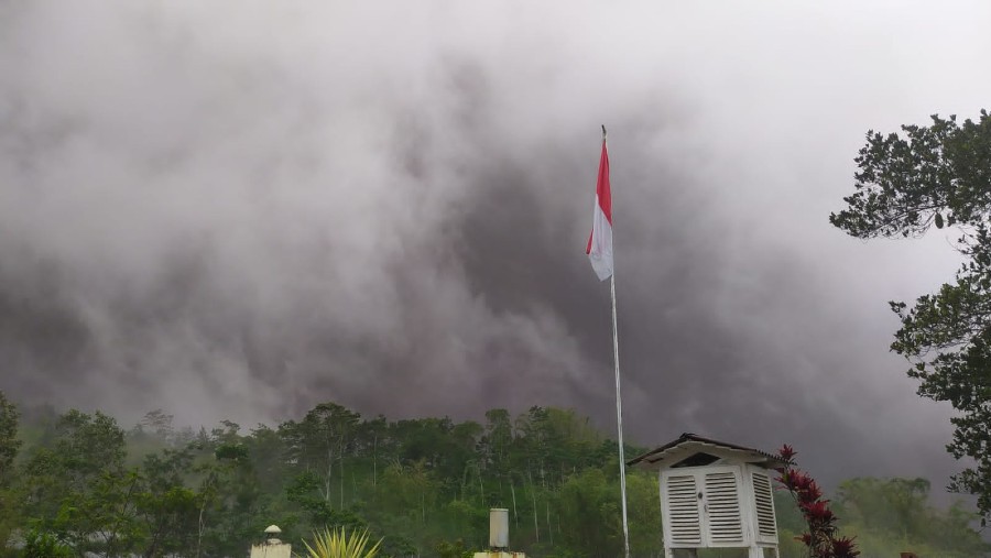 APG Gunung Merapi beserta hujan, Jumat (8/12/2023)./dok. BNPB