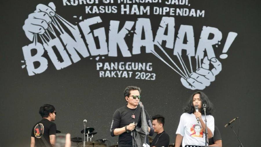 Direktur Eksekutif Amnesty Internasional Indonesia Usman Hamid saat orasi dalam Panggung Rakyat 'Bongkar' di GBK. (Dok. Istimewa)