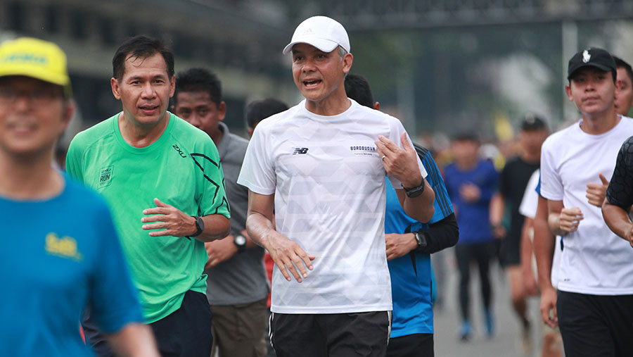 Capres nomor 3, Ganjar Pranowo saat olahraga di Car Free Day di Jenderal Sudirman, Minggu (10/12/2023). (Bloomberg Technoz/Andrean Kristianto)