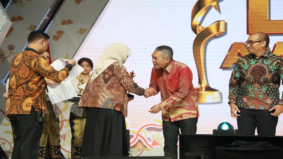 Direktur Jaringan dan Layanan BRI Andrijanto menerima penghargaan dari LPS (Dok: BRI)