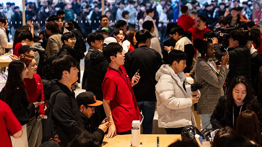 Mayoritas pengunjung yang turut serta dalam acara pembukaan ini adalah kalangan muda. (SeongJoon Cho/Bloomberg)