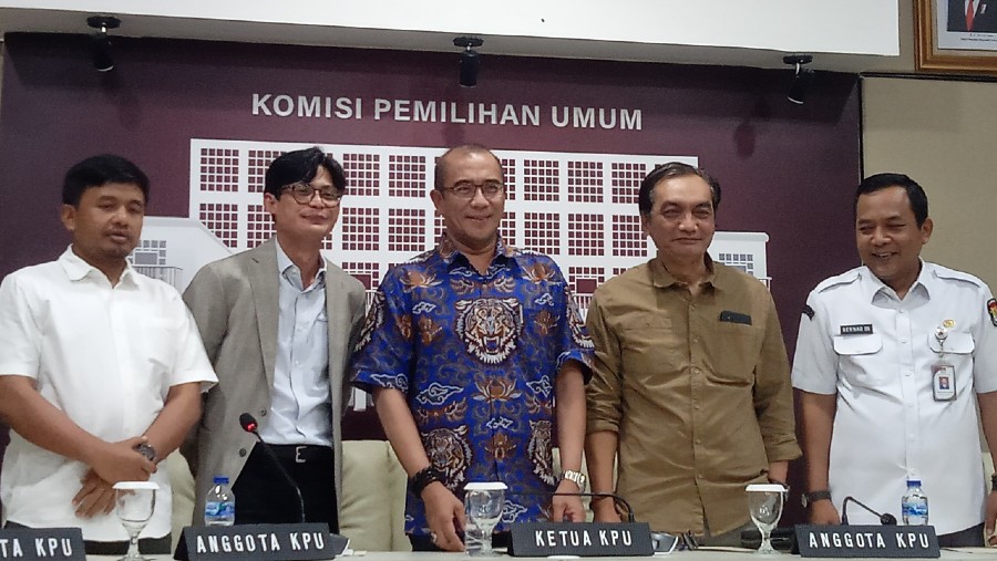 Para komisioner KPU di gedung KPU RI, Jakarta (Bloomberg Technoz/Pramesti Regita Cindy)