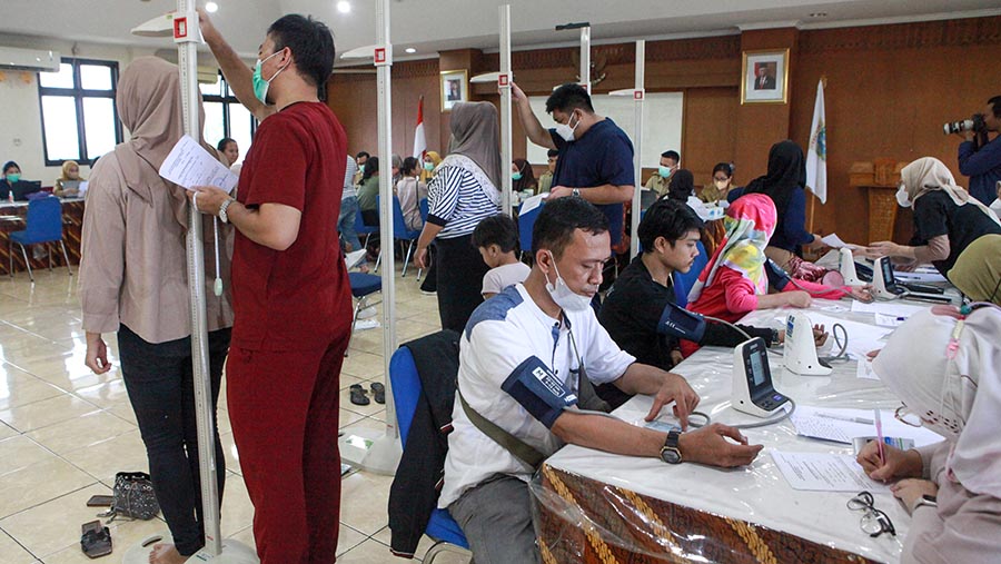 Petugas memeriksan kesehatan calon anggota KPPS di Kantor Kecamatan Senen, Selasa (12/12/2023). (Bloomberg Technoz/Andrean Kristianto)