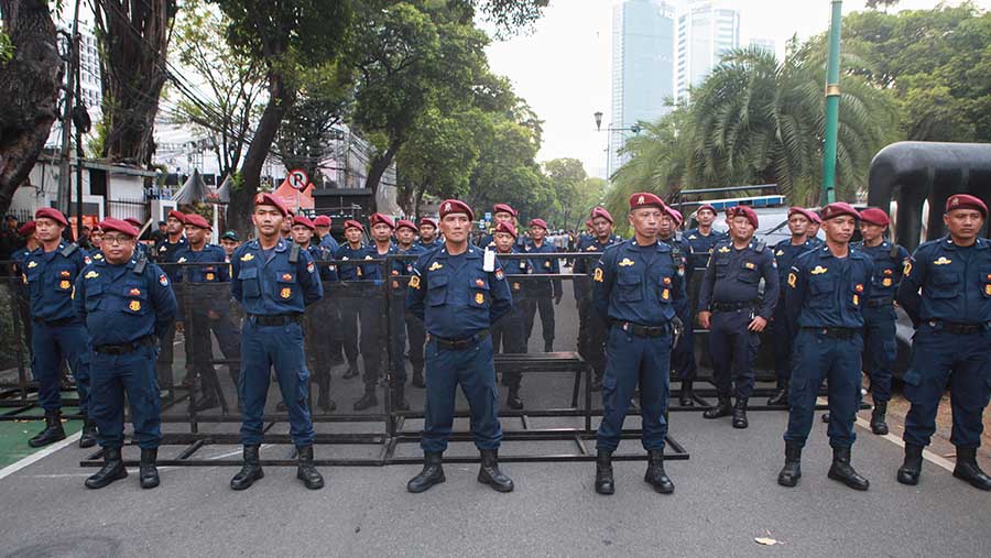 Keamanan di depan kantor KPU dijaga oleh satuan Pengamanan Dalam dan aparat kepolisian. (Bloomberg Technoz/Andrean Kristianto)