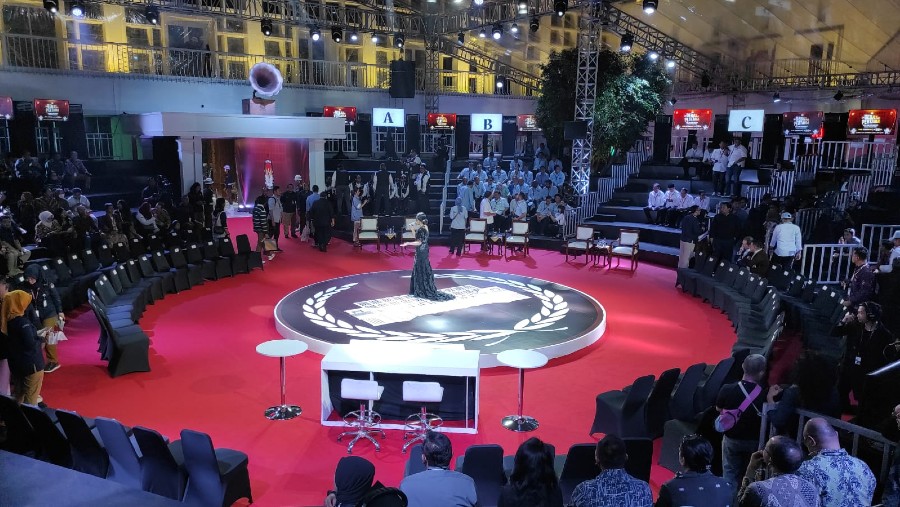 Panggung venue debat capres di gedung KPU (Bloomberg Technoz/Andrean Kristanto)