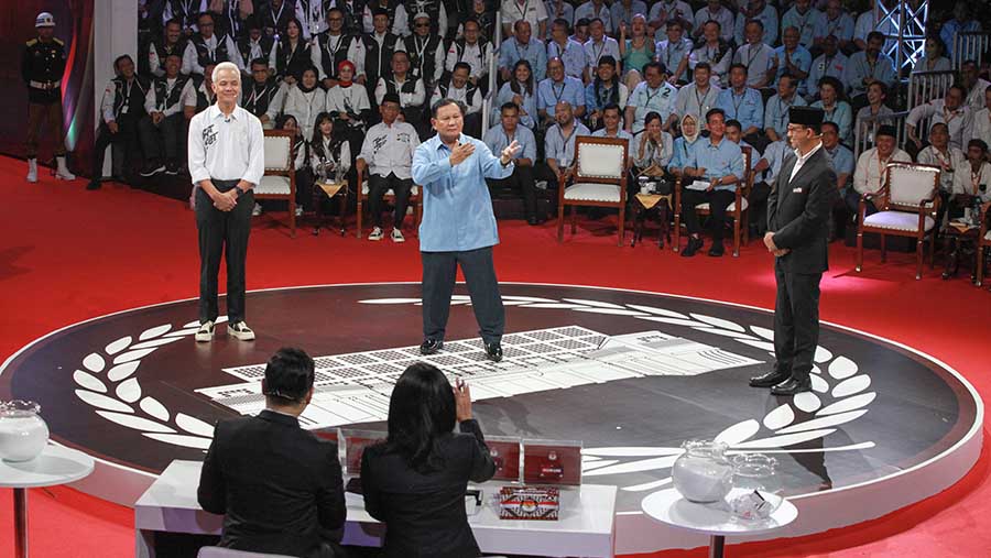 Capres Prabowo Subianto sempat memperlihatkan gaya silatnya kepada Capres Anies saat debat. (Bloomberg Technoz/Andrean Kristianto)