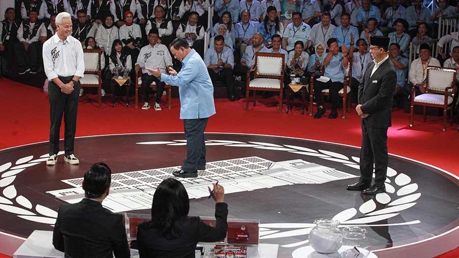 Tak hanya ke Anies, Prabowo juga memperlihatkan gaya silatnya ke Capres Ganjar Pranowo. (Bloomberg Technoz/Andrean Kristianto)