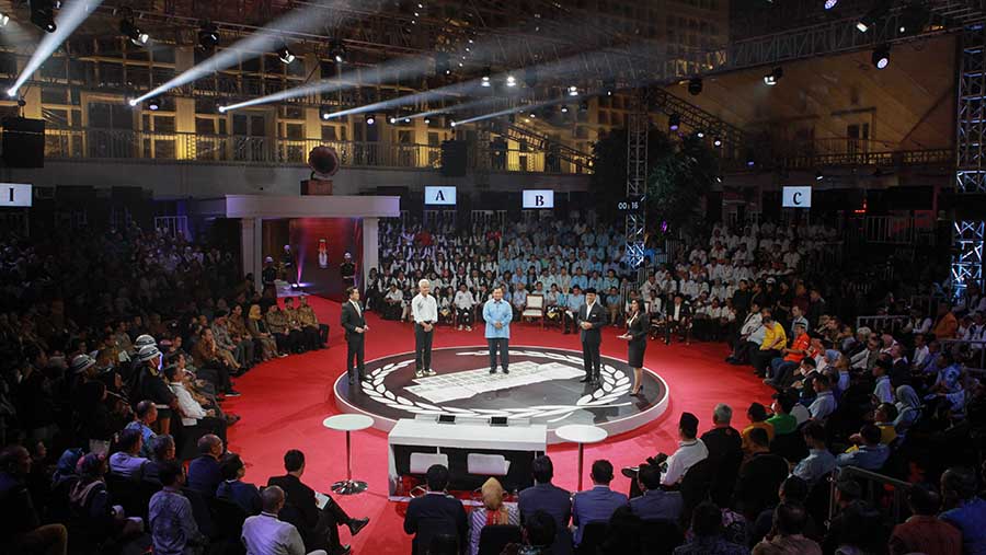 Debat perdana Capres di Kantor KPU, Selasa (12/12/2023). (Bloomberg Technoz/Andrean Kristianto)