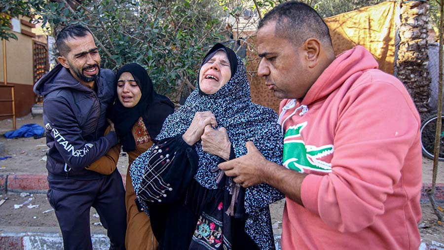 Warga Palestina menangisi keluarga yang meninggal akibat serangan Israel di Rumah Sakit Nasser, Gaza, Senin (11/12/2023). (Ahmad Salem/Bloomberg)