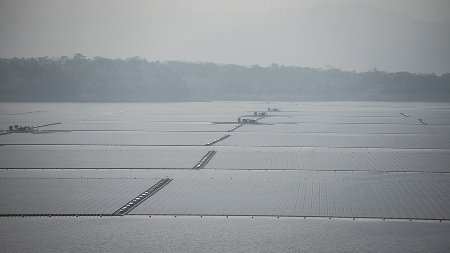 Pembangkit Listrik Tenaga Surya  (PLTS) Terapung Cirata di Purwakarta, Kamis (9/11/2023). (Rosa Panggabean/Bloomberg)