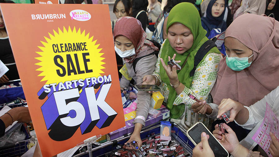 Ramainya dan antrean yang panjang membuat para pembeli memilih menggunakan jasa jastiper Jakarta X Beauty 2023. (Bloomberg Technoz/Andrean Kristianto)