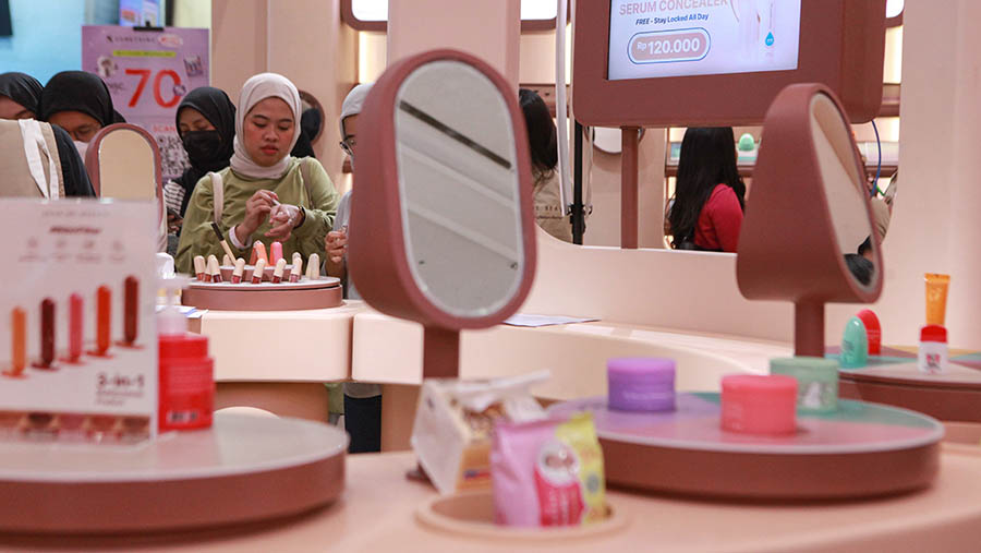 Harga untuk jasa jastiper Jakarta X Beauty 2023 bervariasi dari Rp5.000 hinga Rp40.000. (Bloomberg Technoz/Andrean Kristianto)