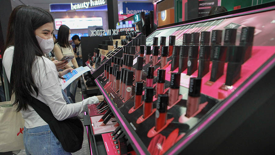 Pengunjung datang ke Jakarta X Beauty 2023 untuk mencari produk kecantikan dengan promo yang besar.  (Bloomberg Technoz/Andrean Kristianto)