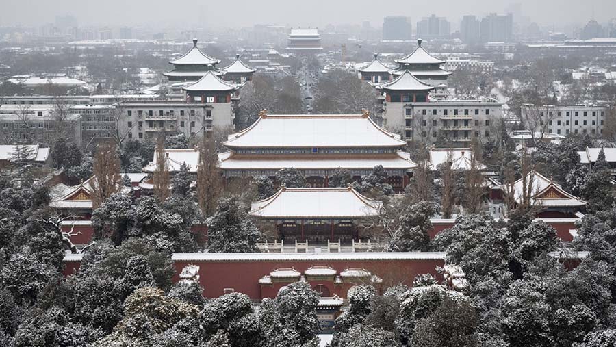 Kota Beijing membatalkan penerbangan dan menutup sekolah pada hari Rabu (13/12) karena otoritas nasional memperingatkan adanya salju. (Bloomberg)