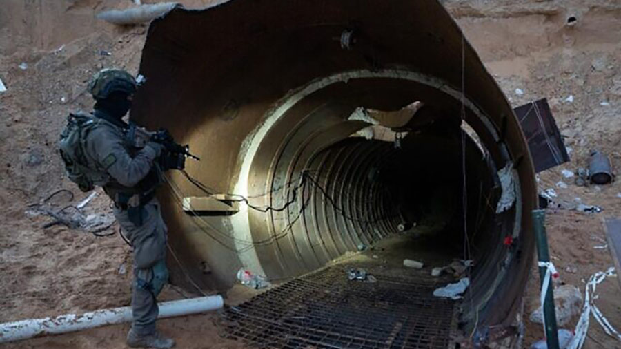 Pintu masuk terowongan besar Hamas yang ditemukan di dekat perbatasan Erez di Jalur Gaza utara (17/12/2023). (Israel Defense Forces)