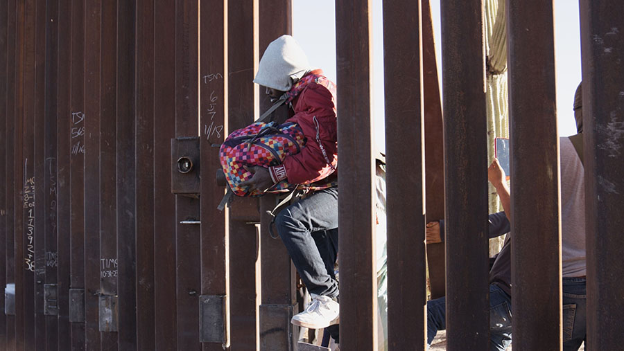 Sebagian besar dari mereka berjalan melewati celah-celah di tembok perbatasan, kemudian menuju pintu masuk perbatasan resmi. (Eric Thayer/Bloomberg)