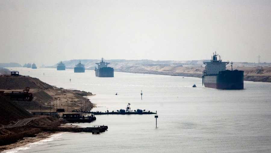 Tanker minyak melewati jalur perdagangan Laut Merah./dok. Bloomberg