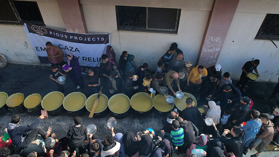 Mereka yang mengantre makanan gartis ialah pengungsi yang kehilangan tempat tinggalnya di Rafah, Gaza selatan,. (Ahmad Salem/Bloomberg)