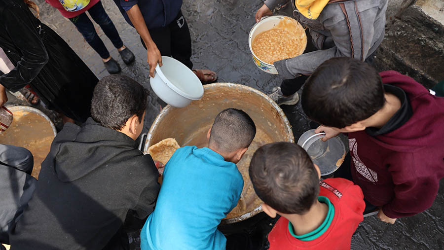 Bantuan yang masuk dari Mesir menurun dan distribusinya terhambat oleh pertempuran sengit, termasuk di Gaza selatan. (Ahmad Salem/Bloomberg)