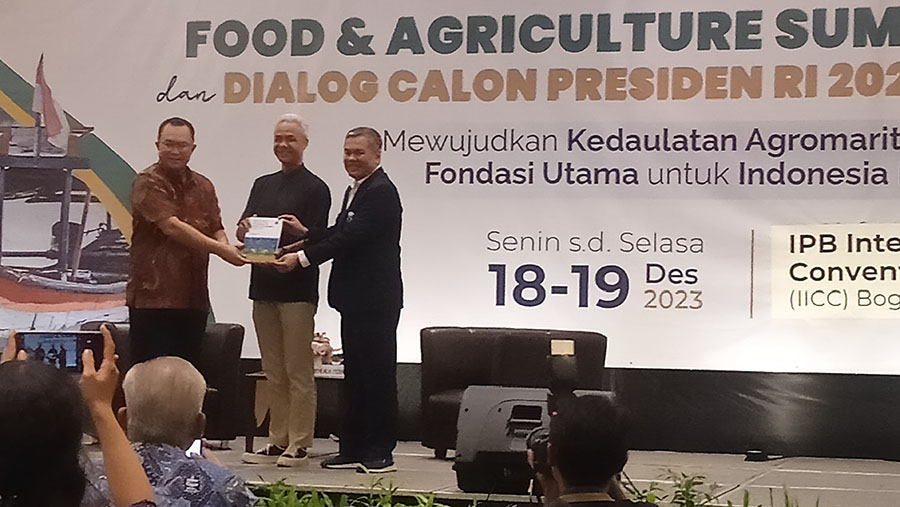 Capres Ganjar Pranowo dalam  acara Food & Agriculture Summit III di IPB, Bogor, Selasa (19/12/2023). (Bloomberg Technoz/Pramesti Regita Cindy)