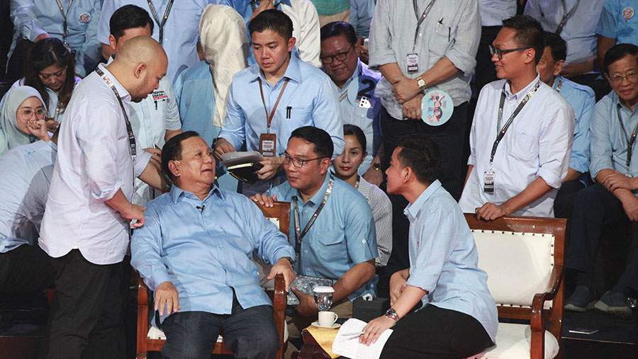 Capres Prabowo Subianto & Cawapres Gibran Rakabuming Raka bersama Mayor Teddy Indra Wijaya (tengah berdiri). (Bloomberg Technoz/Andrean Kristianto)