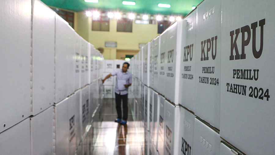 Petugas memeriksa kotak suara pemilu 2024 KPU di GOR Makasar, Jakarta Timur, Selasa (19/12/2023). (Bloomberg Technoz/Andrean Kristianto)