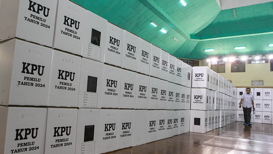 Petugas memeriksa kotak suara pemilu 2024 KPU di GOR Makasar, Jakarta Timur, Selasa (19/12/2023). (Bloomberg Technoz/Andrean Kristianto)