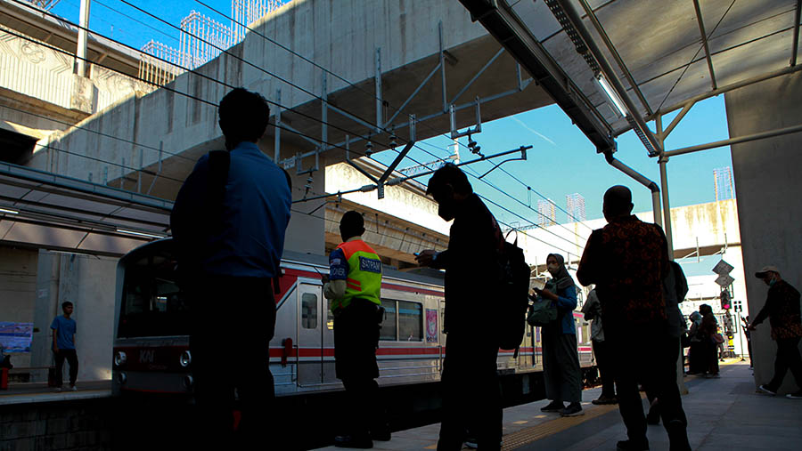 Suasana penumpang KRL Commuter Line di Stasiun Manggarai, Jakarta, Rabu (20/12/2023). (Bloomberg Technoz/Andrean Kristianto)