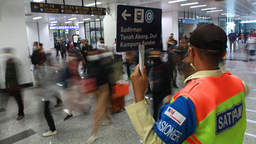 Suasana penumpang KRL Commuter Line di Stasiun Manggarai, Jakarta, Rabu (20/12/2023). (Bloomberg Technoz/Andrean Kristianto)