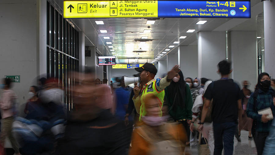 Meskipun adanya penyesuaian jalur KRL, tak terlihat penumpukan penumpang yang signifikan. (Bloomberg Technoz/Andrean Kristianto)