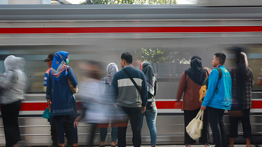 Suasana penumpang KRL Commuter Line di Stasiun Manggarai, Jakarta, Rabu (20/12/2023). (Bloomberg Technoz/Andrean Kristianto)