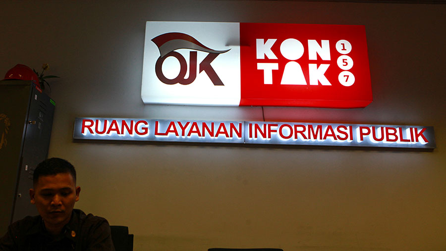 Suasana pelayanan kontak 157 Otoritas Jasa Keuangan (OJK) di Jakarta, Rabu (20/12/2023). (Bloomberg Technoz/Andrean Kristianto)