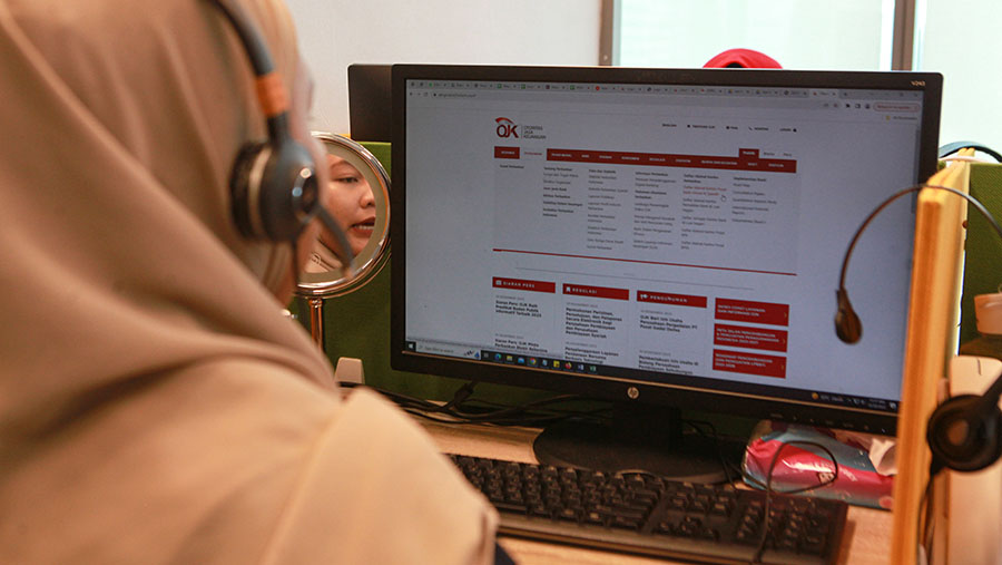 Suasana pelayanan kontak 157 Otoritas Jasa Keuangan (OJK) di Jakarta, Rabu (20/12/2023). (Bloomberg Technoz/Andrean Kristianto)