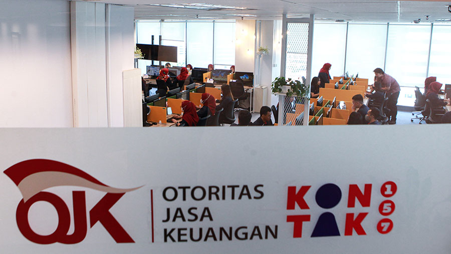 Suasana pelayanan kontak 157 Otoritas Jasa Keuangan (OJK) di Jakarta, Rabu (20/12/2023). (Bloomberg Technoz/Andrean Kristianto)