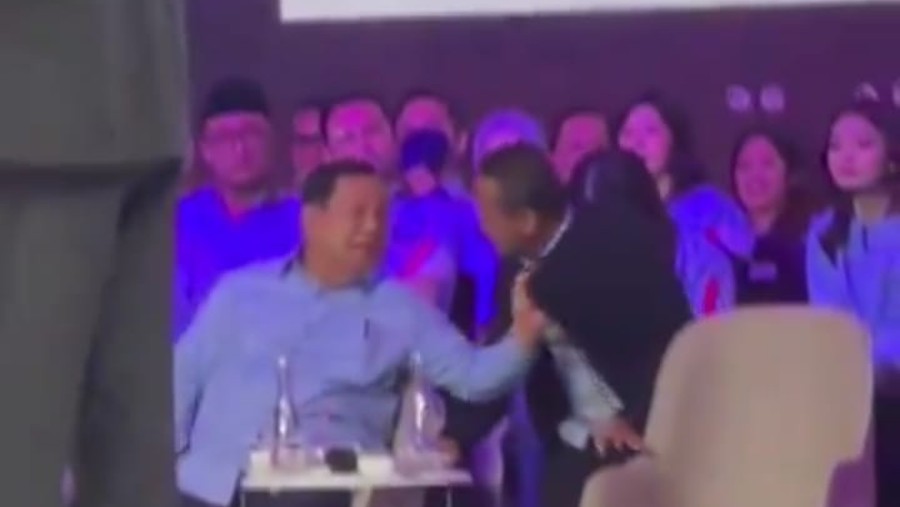 Tangkapan layar viral Prabowo cengkeram jaket Bahlil di acara debat cawapres (Twitter/X)