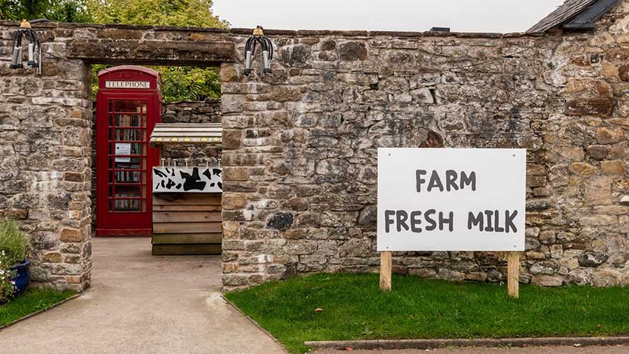 Susu segar dari peternakan dijual di desa Caldbeck di Cumbria, Inggris, Kamis (7/9/2023). (Joanne Coates/Bloomberg)