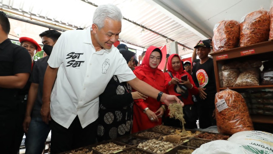 Capres Ganjar Mahfud sambangi para pedagang jamu di Sukoharjo (TPN Ganjar-Mahfud)