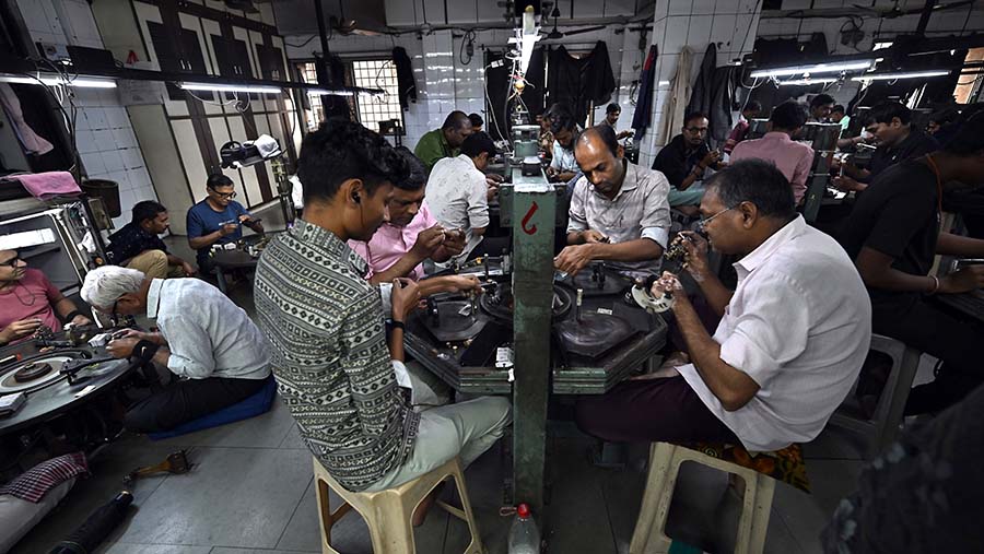 Karyawan memeriksa dan memoles berlian di sebuah bengkel di Surat, Gujarat, India, Kamis (21/12/2023). (Prakash Singh/Bloomberg)