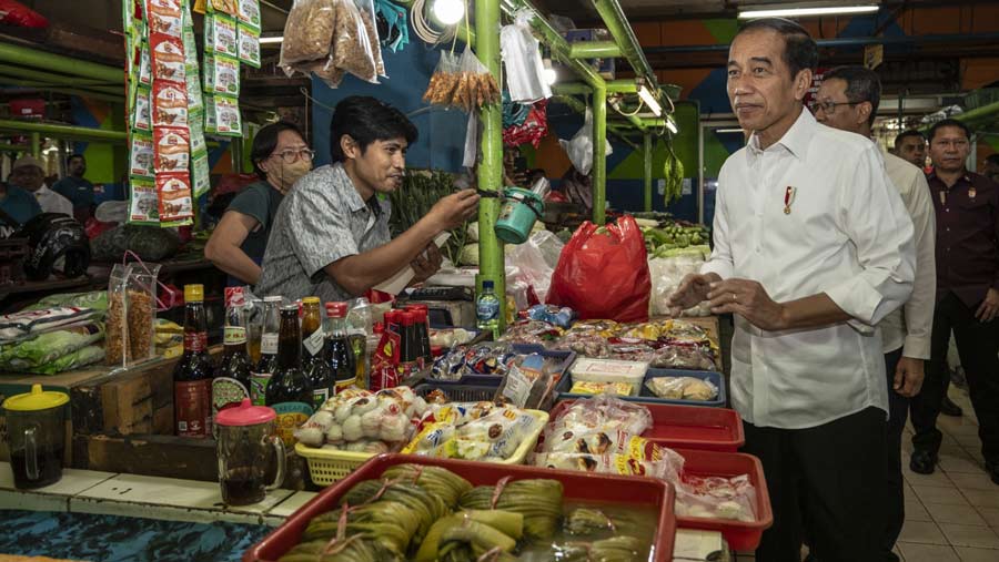 Jokowi sedang berbincang dengan pedagang saat mengunjungi pasar Jatinegara di Jakarta, Indonesia (Dok. Bloomberg)