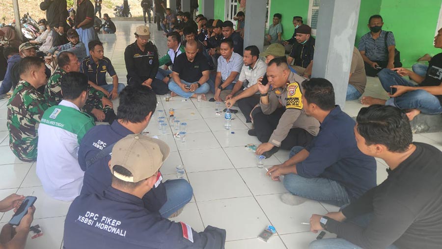 Suasana dialog manajemen Indonesia Morowali Industrial Park dengan para pekerja yang berdemo. (Dok. PT. IMIP)