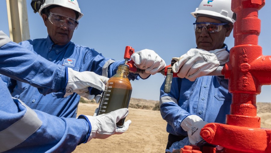 Pekerja mengambil sampel minyak mentah di Piura, Peru./Bloomberg-Sebastian Castaneda
