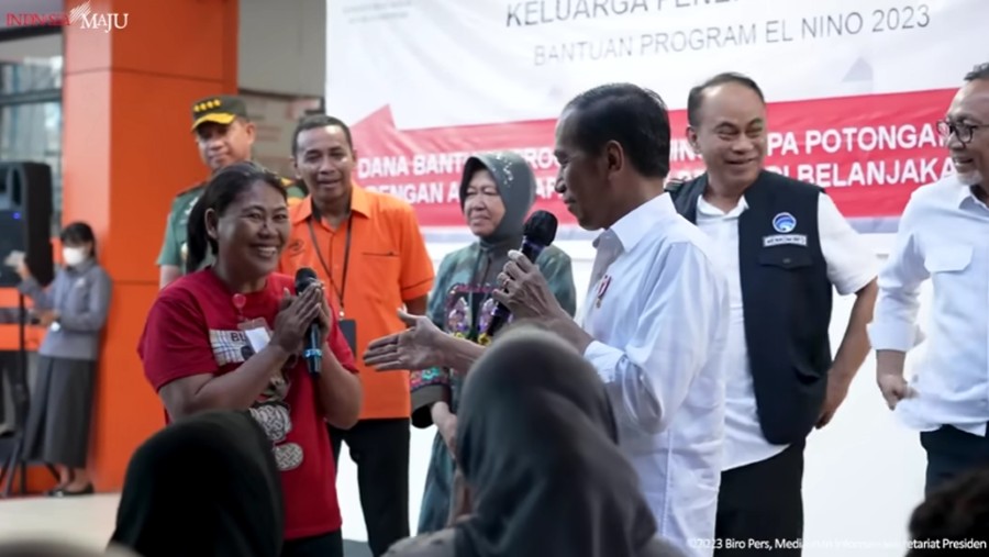 Presiden Jokowi bagikan bansos BLT di Manado, Sulut (YouTube Setpres)