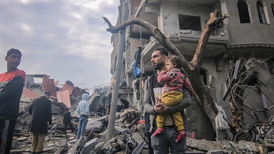 Warga Palestina memeriksa sisa rumah mereka yang hancur akibat serangan Israel di Maghazi, Gaza tengah, Senin (25/12/2023). (Ahmad Salem/Bloomberg)