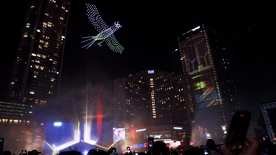 Selain itu terdapat juga atraksi formasi drone yang sangat memukau penonton malam tahun baru di Bundaran HI.  (Bloomberg Technoz/Andrean Kristianto)