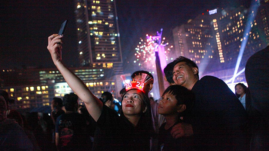 Pesta kembang api ini dimanfaatkan warga untuk berswafoto. (Bloomberg Technoz/Andrean Kristianto)