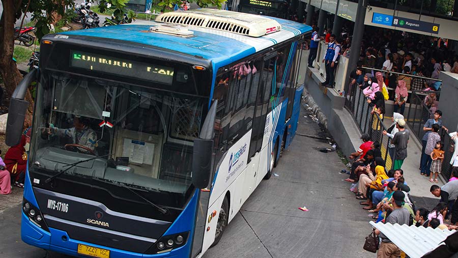 Penumpang mengantre untuk naik Bus Transjakarta di Halte Ragunan, Jakarta, Senin (1/1/2024). Bloomberg Technoz/Andrean Krisrtianto)