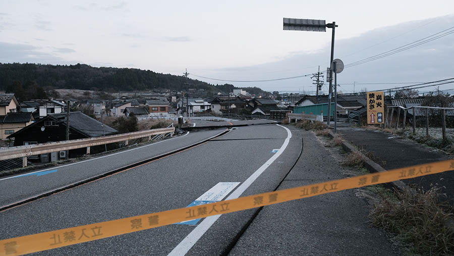 Gempa bumi dahsyat mengguncang Semenanjung Noto di pantai barat laut Jepang, diikuti oleh lebih dari 50 gempa susulan. (Soichiro Koriyama/Bloomberg)