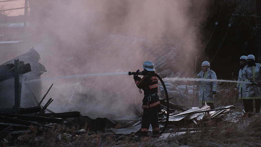 Gempa tersebut memicu kebakaran. Sejumlah petugas pemadam berusaha mengatasi agar tidak meluas. (Soichiro Koriyama/Bloomberg)