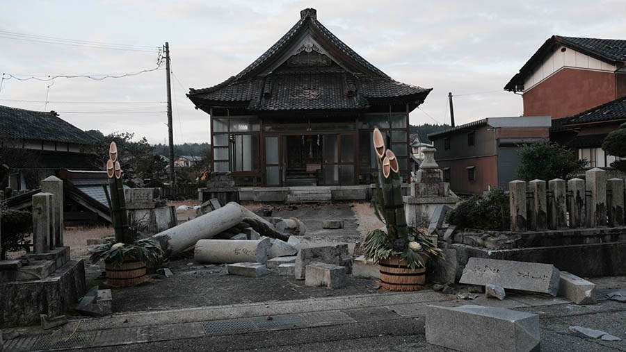 Sebuah kuil rusak akibat gempa bumi di Nanao, Prefektur Ishikawa, Jepang, Selasa (2/1/2024). (Soichiro Koriyama/Bloomberg)