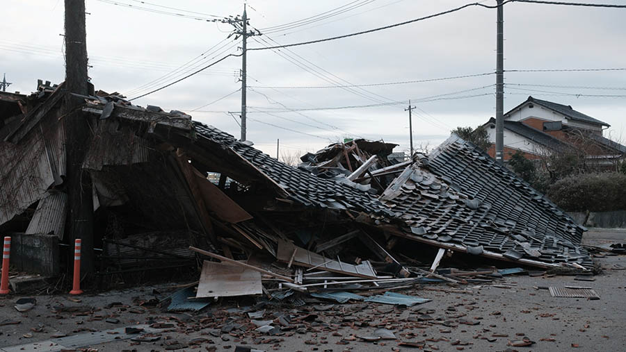 Gempa dengan magnitudo 7,6 tersebut juga menyebabkan sejumlah rumah warga rusak. (Soichiro Koriyama/Bloomberg)